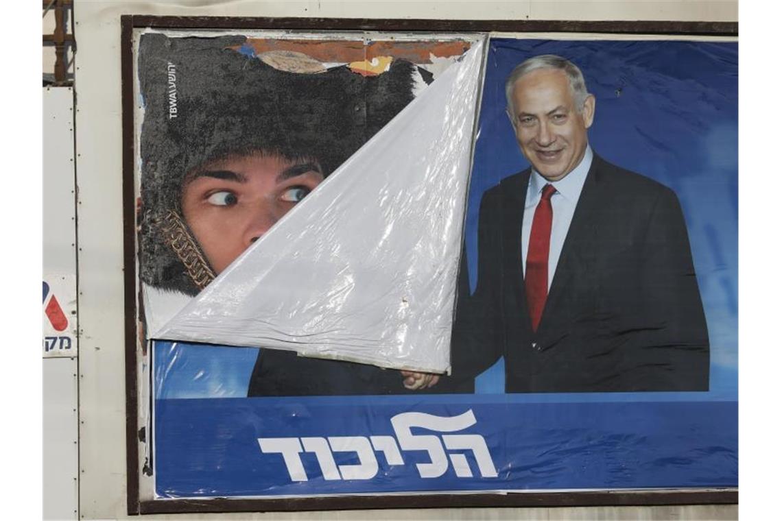 Wahl in Israel: Likud und Blau-Weiß in Prognosen gleichauf Alle Augen sind auf Benjamin Netanjahu gerichtet: Dem Ministerpräsidenten droht eine Korruptionsanklage. Foto: Oded Balilty/AP