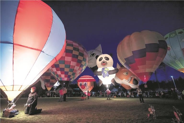 Alle Ballone gleichzeitig glühen zu lassen, hat zwar nicht ganz geklappt, aber auch so sind die leuchtenden Figuren aus Nylon auf dem Festplatz in Althütte ein echter Hingucker. Fotos: A. Becher