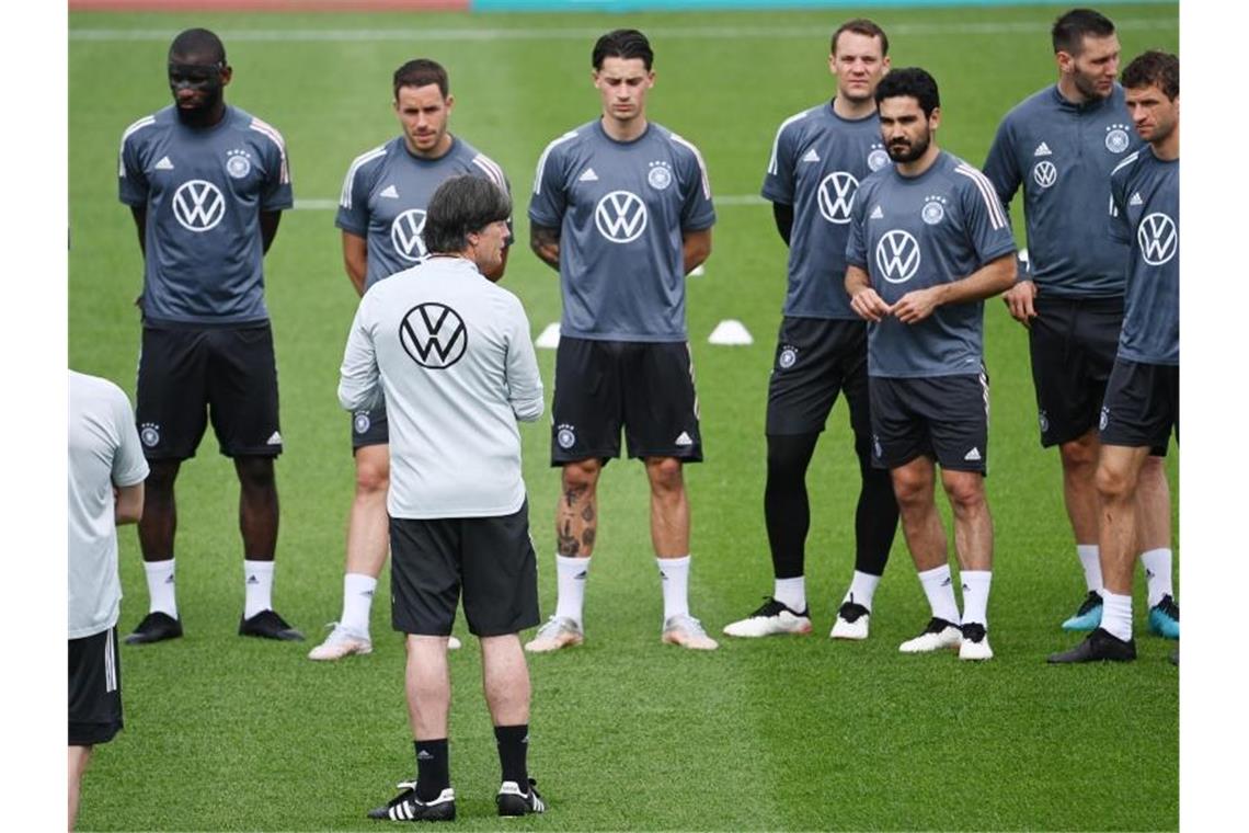 Gute Laune beim DFB-Team - EM-Wünsche der Kanzlerin Alle da: Joachim Löw hat mit allen 26 Spielern das erste Training im Turnierquartier in Herzogenaurach bestreiten können. Foto: Federico Gambarini/dpa
