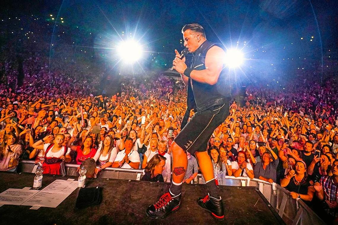 Alle, die rockigen Schlagersound lieben, will Andreas Gabalier in Aspach so richtig begeistern und mitreißen. Foto: Eventim/Semmel