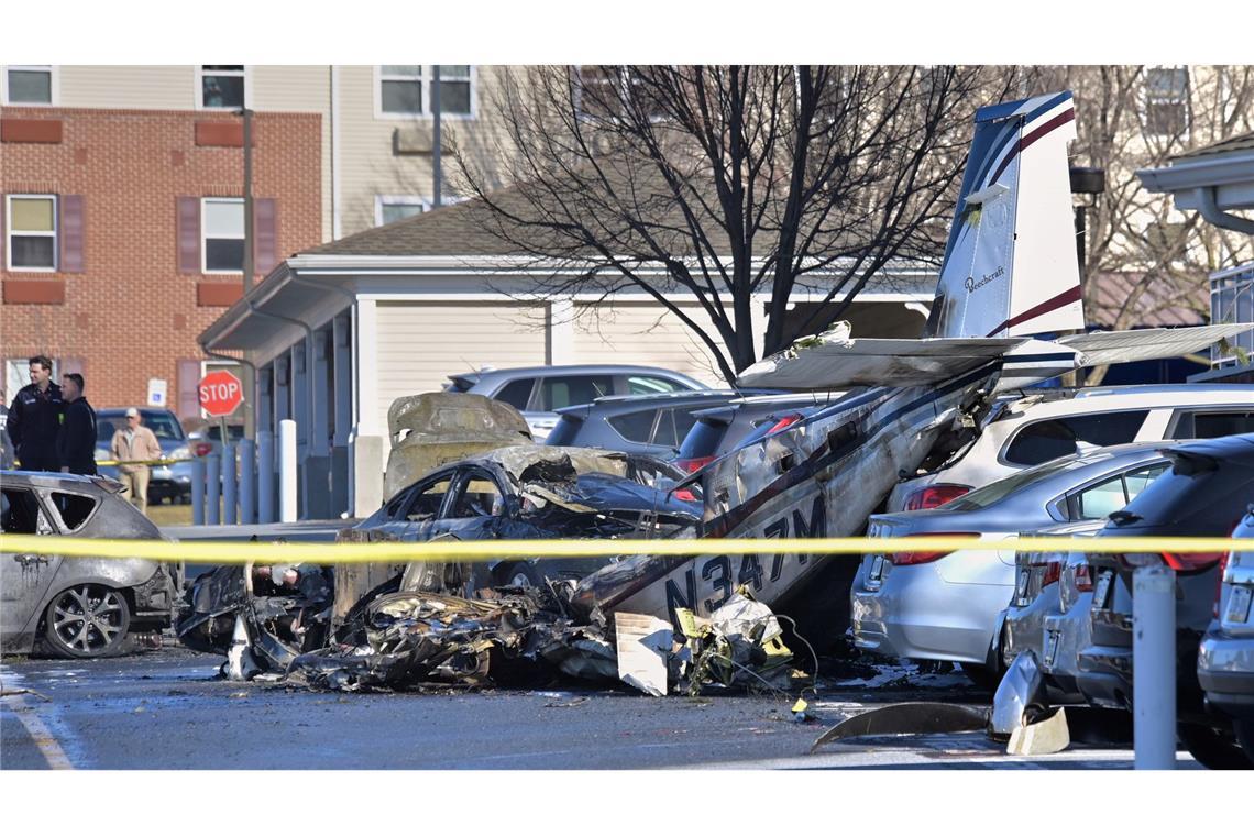 Kleinflugzeug stürzt in Pennsylvania auf Parkplatz Alle fünf Insassen haben das Unglück überlebt und wurden in Krankenhäuser gebracht.