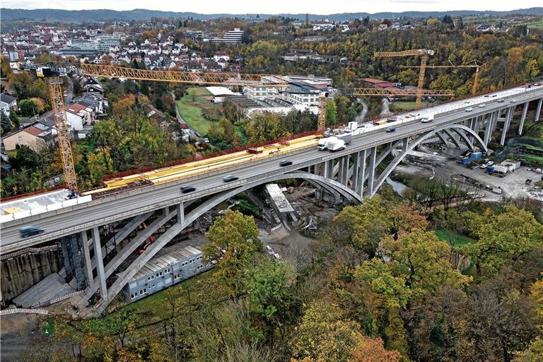 Alle Gründungselemente, Kämpfer, Widerlager und Pfeiler sowie alle vier Bögen des Viadukts sind fertiggestellt. Foto: Alexander Becher