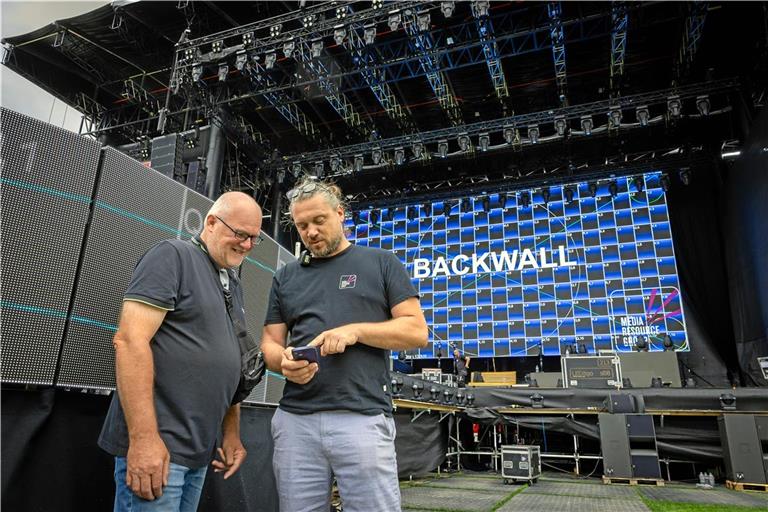 Alle Hände voll zu tun: Veranstaltungsleiter Riccardo Kinzel (links) und Technikprojektmanager Manuel Thillmann. Foto: Alexander Becher