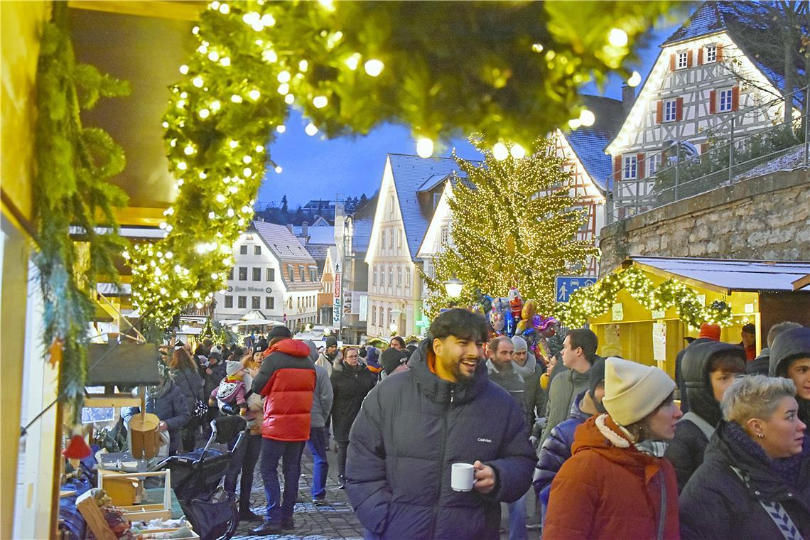 „Alle Jahre wieder“ zum 40. Backnanger Weihnachtsmarkt. Weihnachtsmarkt 2023 auf...
