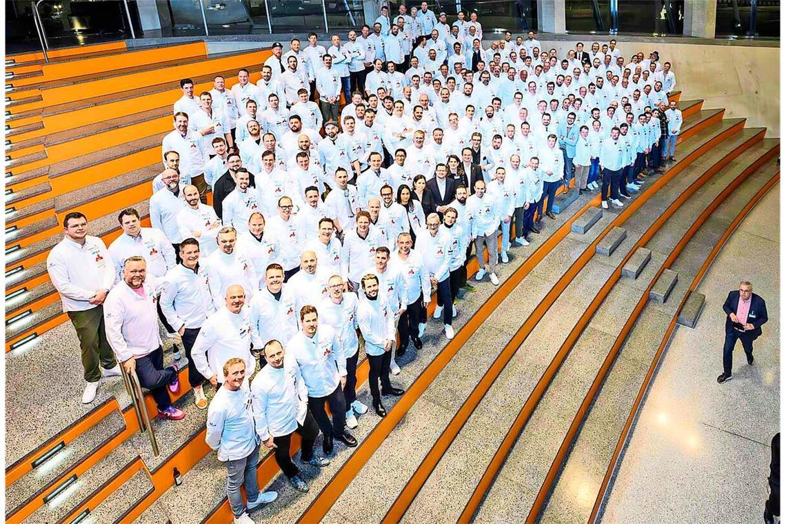 Alle Köche auf einem Bild: Es müssen um die 275 gewesen sein, die sich in Stuttgart am Montagabend getroffen und gefeiert haben.