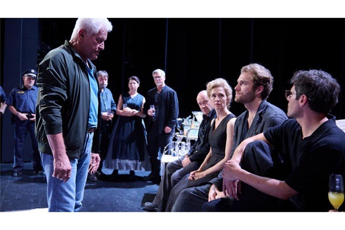 Alle Mitarbeitenden der Theaterproduktion werden durchleuchtet.