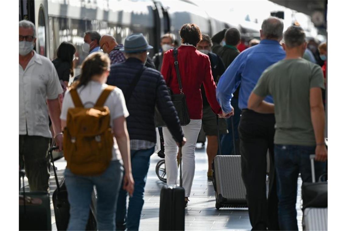 „Alle nicht geimpften Einreisenden nach Deutschland müssen sich künftig testen lassen – egal ob sie mit dem Flugzeug, Auto oder der Bahn kommen“, sagt Jens Spahn. Foto: Arne Dedert/dpa