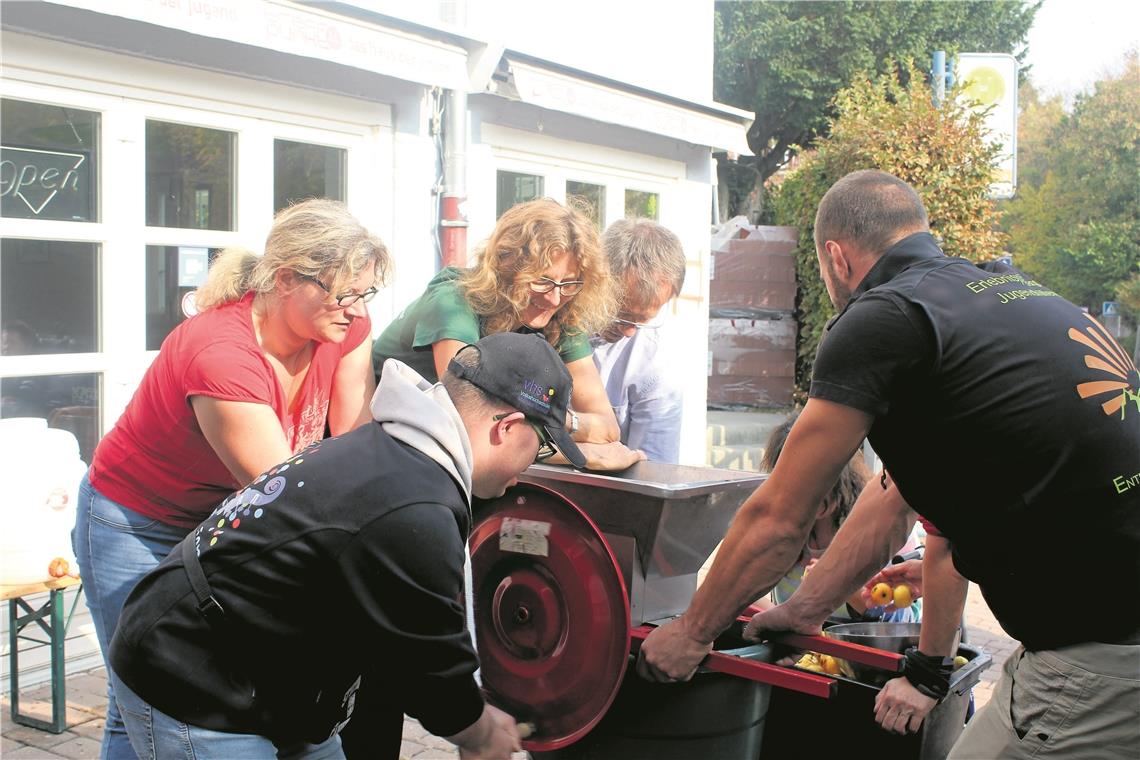 Alle packen zu: Das gemeinsame Herstellen von Apfelsaft wurde schon bei einem früheren Inklusionsprojekt des Kreisjugendrings erprobt. Foto: privat