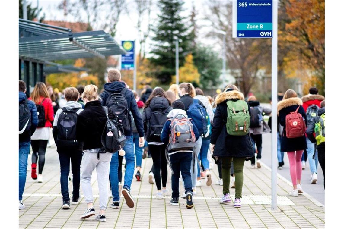 KMK-Chefin: Alle Schüler sollen noch im März Schule besuchen Alle Schüler sollen noch im März wieder zur Schule gehen. Foto: Hauke-Christian Dittrich/dpa