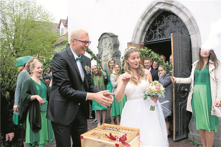 Alle schwäbischen Waldfeen, die Feuerwehr, die Landfrauen und viele Oberroter stehen parat, um Daniel und Jessica Bullinger nach deren kirchlicher Trauung einen gebührenden Empfang zu bereiten. Eine weiße Taube fliegt gen Himmel. Foto: B. Hofmann