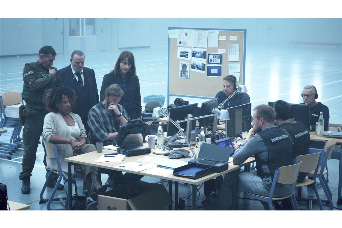 Amoklauf in einer Schule – So brutal wird es bei „Sie sind unter uns“ Alle sehen über die Monitore wie Jeremy die Waffe auf eine Geisel richtet (v.l.): Petra Giese (Anja Herden), Einsatzleiter SEK (Frank Schilcher), Lemp (Felix Vörtler), Karsten Nötzing (Ulrich Brandhoff) und Brasch (Claudia Michelsen)