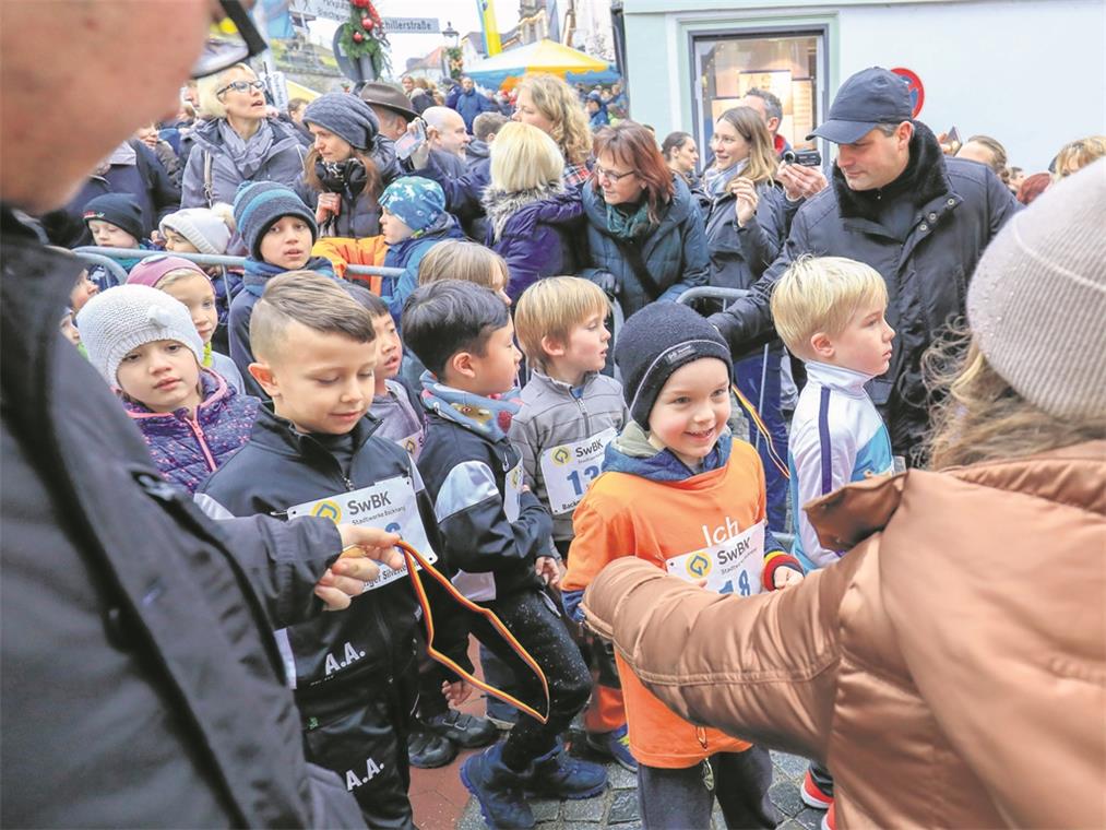 Alle sind Sieger: Die Teilnehmer am Bambinilauf bekommen im Ziel ihre Medaillen. Foto: A. Becher