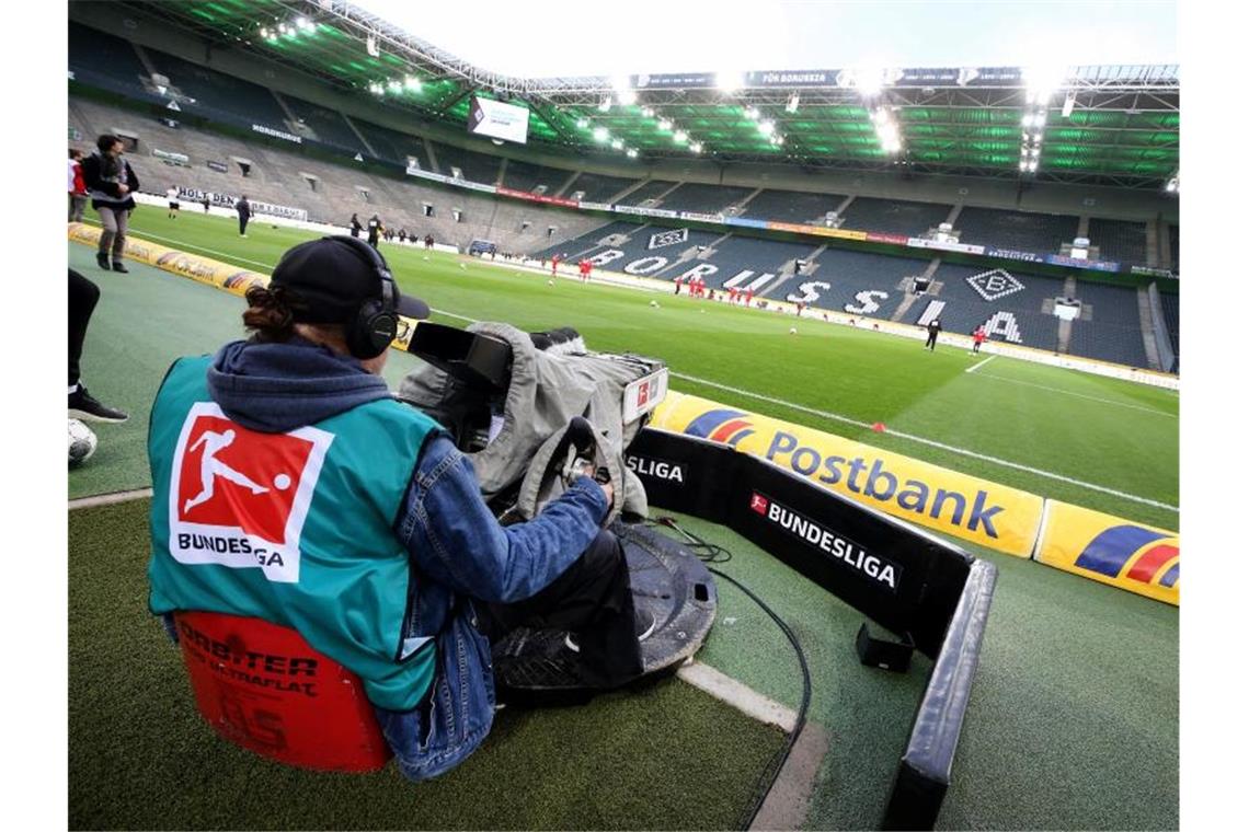 Alle Spiele der Fußball-Bundesliga werden weiter im Internet oder TV zu sehen sein. Foto: Roland Weihrauch/dpa