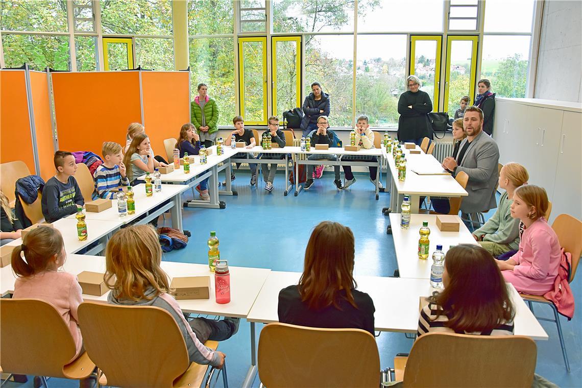 Kinder dürfen mitbestimmen Alle wichtigen Entscheidungen werden im Gemeinderat getroffen, erklärt Weissachs Bürgermeister Daniel Bogner dem neuen Kindergemeinderat bei dessen Einsetzung. Foto: Tobias Sellmaier