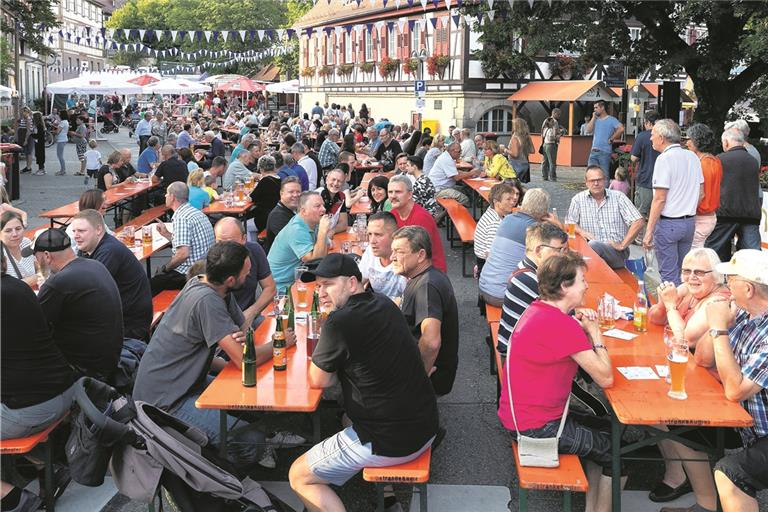 Alle zwei Jahre der große Treffpunkt: Weissach feiert den Tälestreff. Die Besucher genießen die Atmosphäre vor der Fachwerkkulisse. Fotos: J. Fiedler
