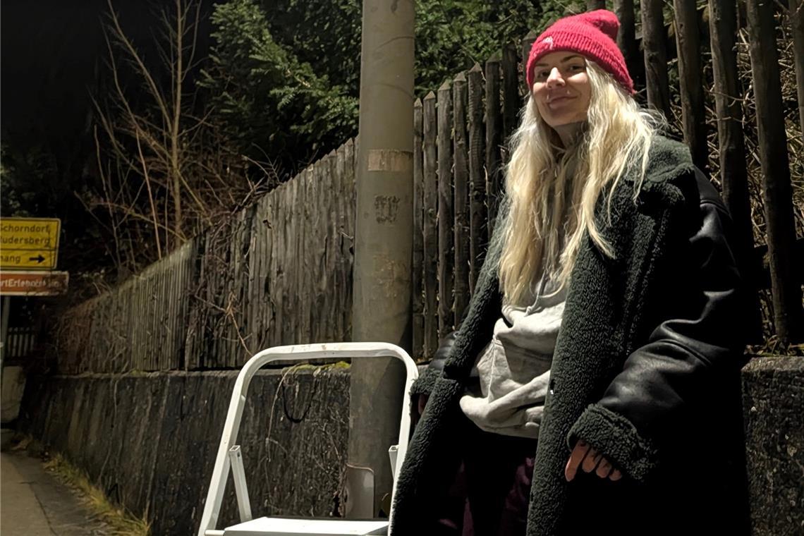 Allegra Conrad im Wahlkampf beim nächtlichen Plakateaufhängen. Foto: privat