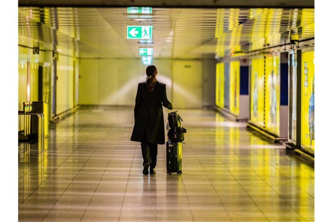 Allein am Flughafen. Die Corona-Pandemie schränkt Geschäftsreisen massiv ein. Foto: Andreas Arnold/dpa