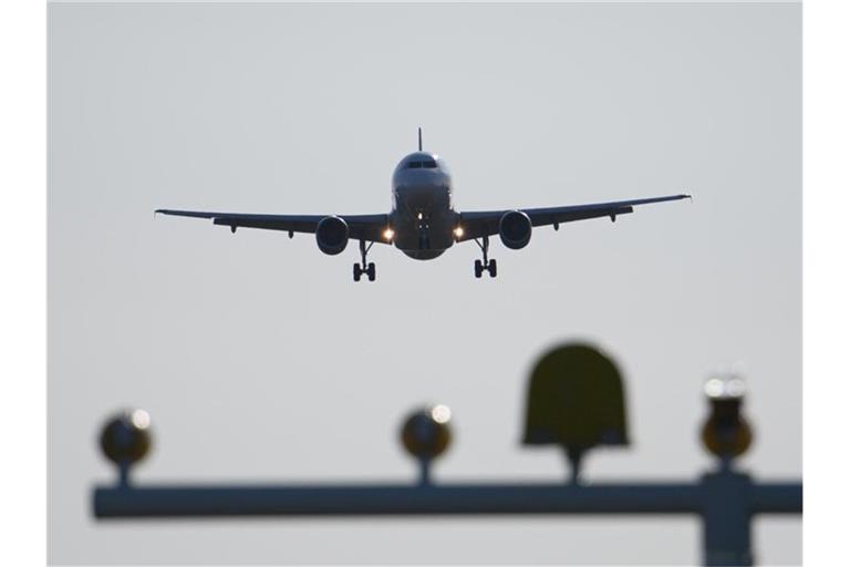 Allein der innerdeutsche Flugverkehr ist jährlich für etwa zwei Millionen Tonnen CO2 verantwortlich. Foto: Robert Michael/dpa/Symbolbild