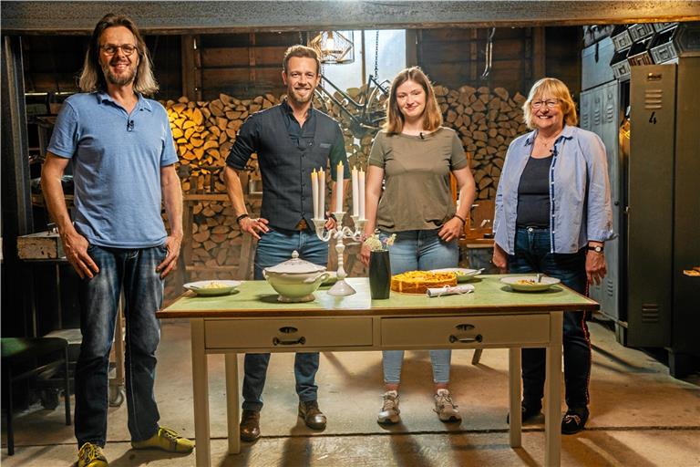 Allein die Gesichter zeugen schon vom Happy End. Schreiner Martin Krauth (links) hat sich des Küchentischs angenommen, um ihn wiederherzurichten. Sonja Allinger-Helbig und ihre Tochter Jasmin (von rechts) können ihn nach der Rundumerneuerung in Empfang nehmen, aber Moderator Arndt Reisenbichler hat noch eine Überraschung für die beiden parat: ein gemeinsames Essen an dem guten Stück. Foto: cvb/SWR/AV Medien