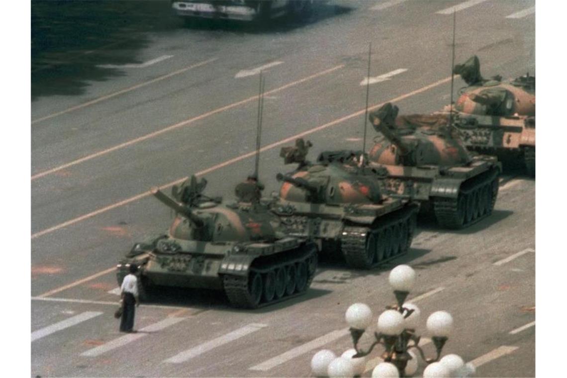 30. Jahrestag des Massakers: China verteidigt Militäreinsatz Allein gegen die Panzer: Ein Mann stellt sich auf der Changan Avenue am Platz des Himmlischen Friedens einem ganzen Konvoi entgegen. Foto: Jeff Widener/AP