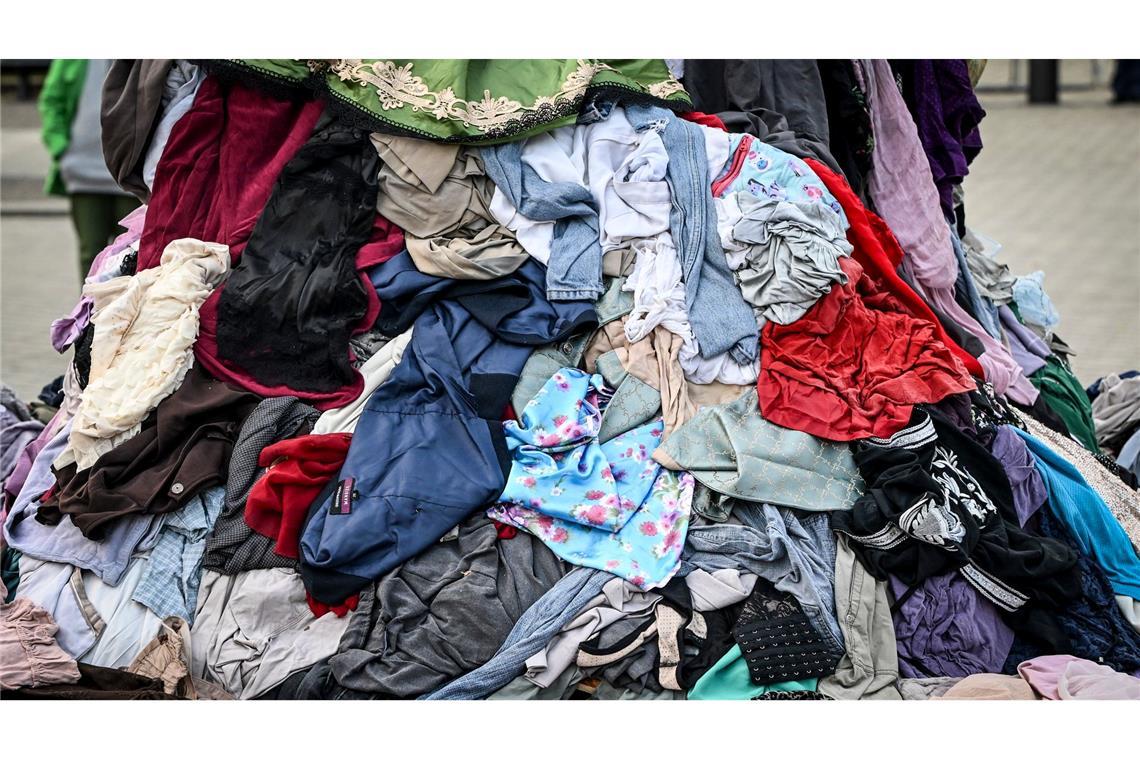 Allein im deutschen Onlinehandel werden der EU-Kommission zufolge jährlich fast 20 Millionen zurückgesandte Artikel entsorgt.