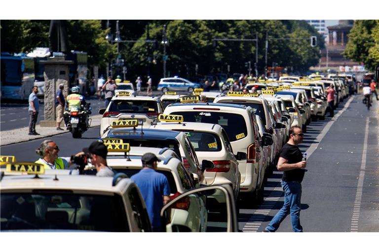Allein in Berlin demonstrierten Hunderte Taxi-Fahrer für Mindestpreise für die Konkurrenz von Uber und Co.