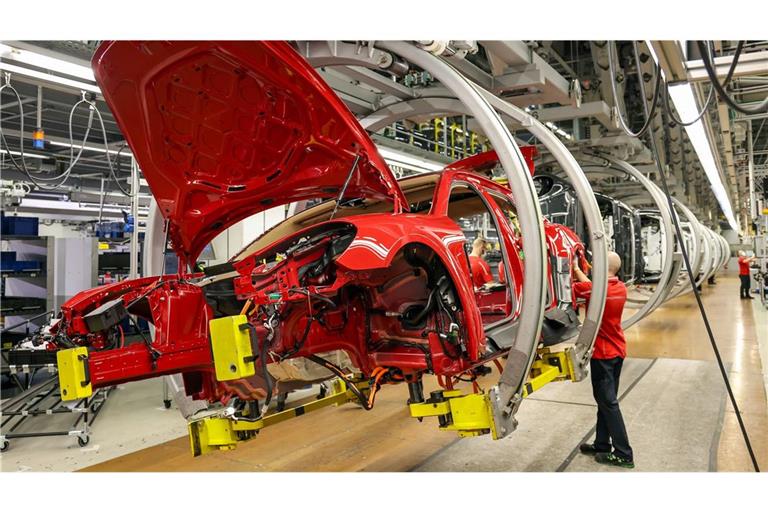 Allein in der Autobranche wurden innerhalb eines Jahres netto rund 51.500 Jobs. (Symbolbild)