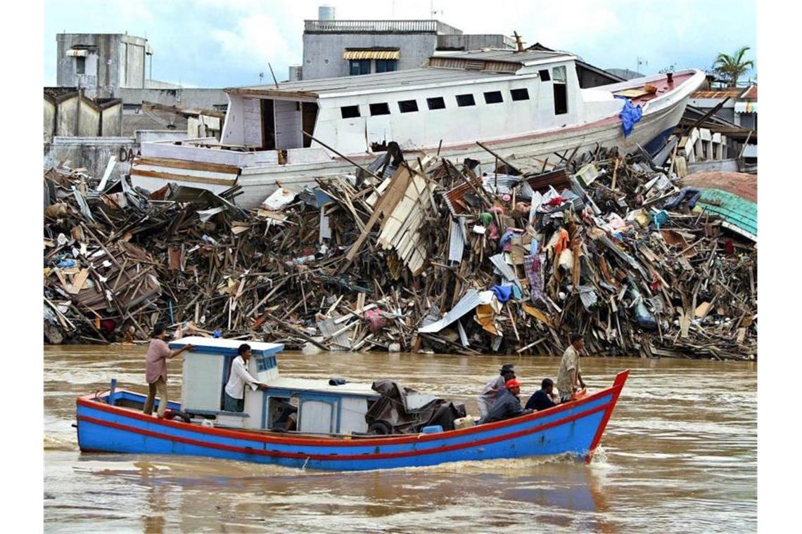 Gebete für Opfer am 15. Jahrestag der Tsunami-Katastrophe Allein in der indonesischen Region Banda Aceh starben mehr als 115.000 Menschen. Foto: epa Yusni/epa/dpa