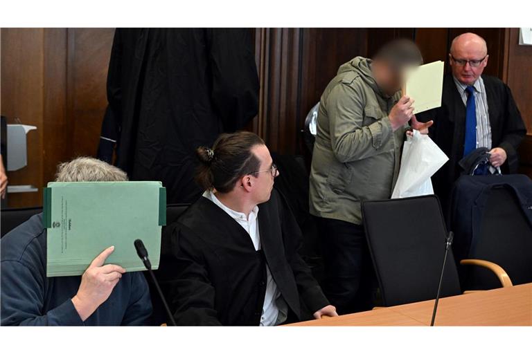 Allein in der Wohnung eines der Männer wurden laut Anklage rund 75.000 kinderpornografische Bilddateien gefunden.