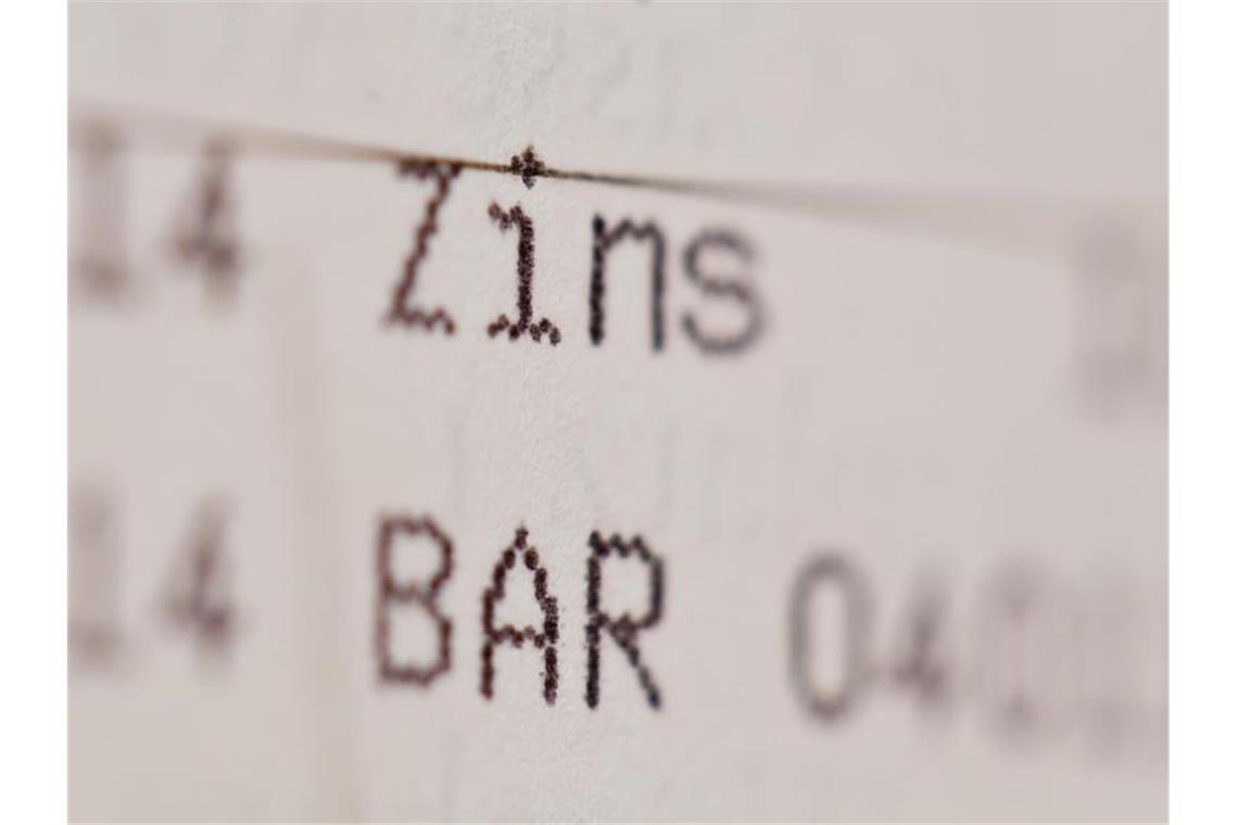 Vergleichsportal: Trend zu Negativzinsen nimmt Fahrt auf Allein in diesem Jahr führten Verivox zufolge 35 Geldhäuser Negativzinsen für Guthaben vor allem auf dem Tagesgeldkonto ein. Foto: picture alliance / Daniel Karmann/dpa