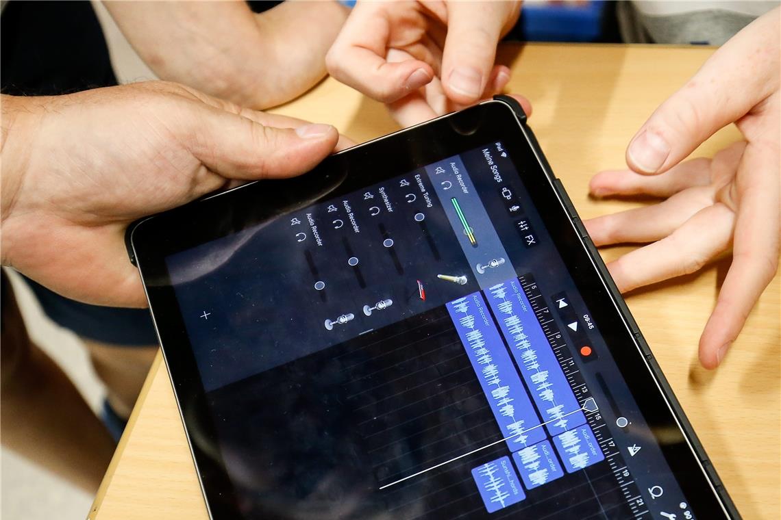 Über acht Millionen Euro in Backnanger Schulen investiert Allein in diesem Jahr konnten 1600 Tablets für Schüler an die Backnanger Schulen ausgeliefert werden. Foto: Alexander Becher