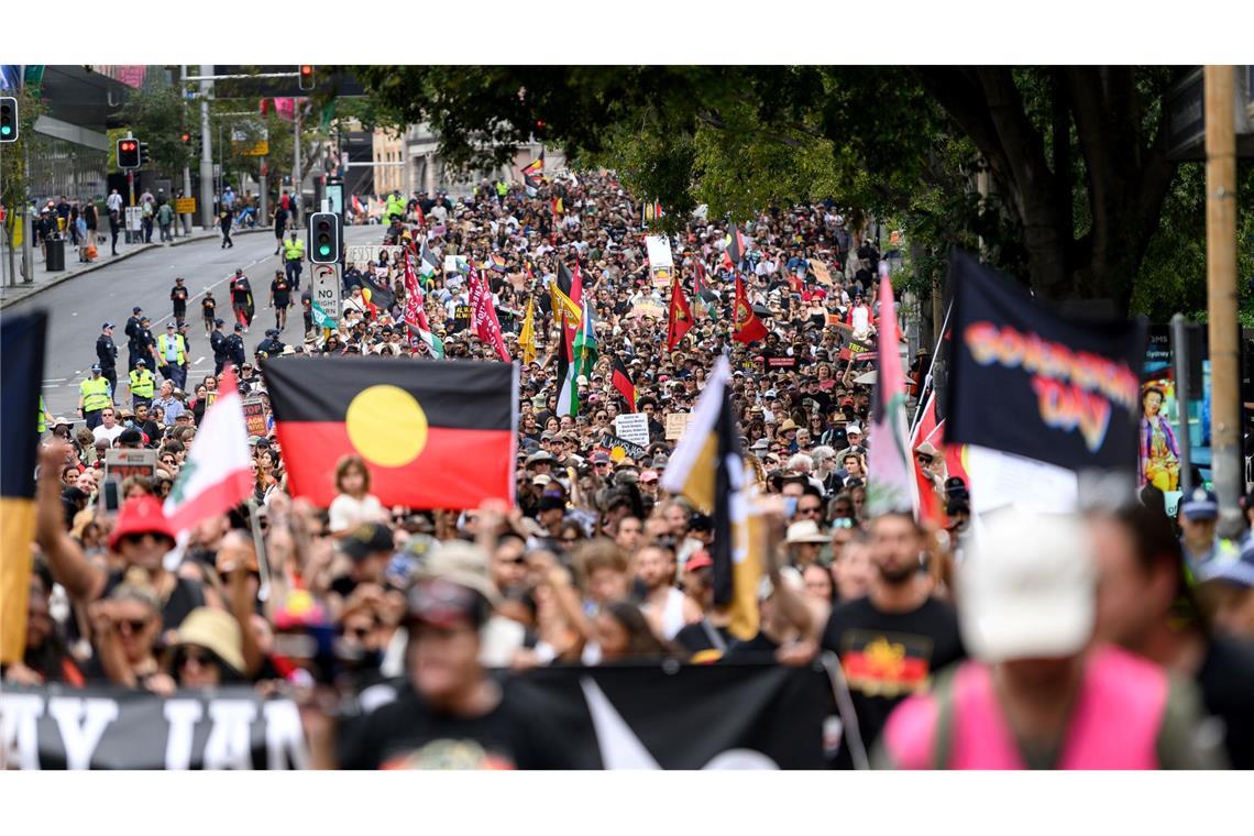 Gedenken an Kolonisierung: Australia Day sorgt für Proteste Allein in Sydney versammelten sich Medienberichten zufolge etwa 15.000 Menschen.