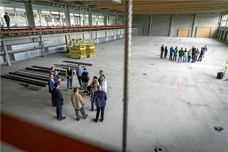 Allein schon die Ausmaße der neuen Halle wirken auf die Teilnehmer der Baustellenbegehung beeindruckend. Foto: Alexander Becher