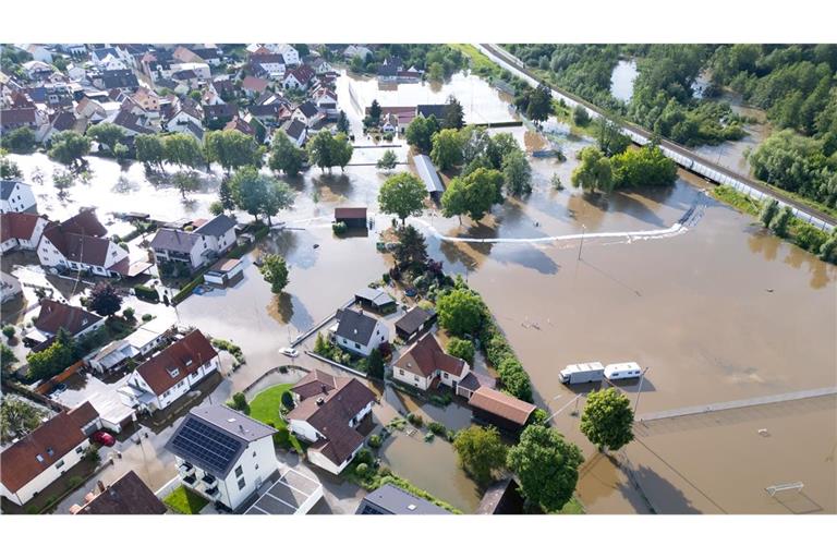 Alleine das Hochwasser in Bayern und Baden-Württemberg im Mai und Juni - hier ein Bild aus Reichertshofen - sorgte für Schäden in Milliardenhöhe. (Archiv)