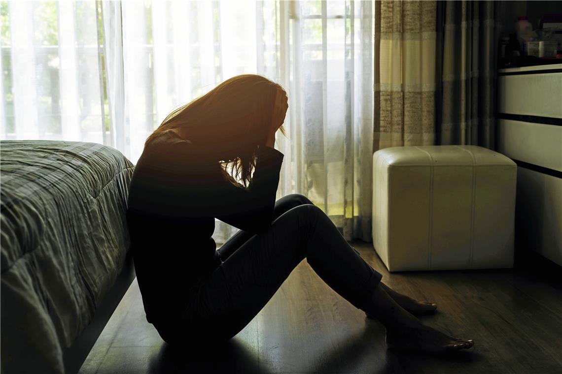 Zwangsräumung treibt Mutter in Depression Alleinerziehend, Mann im Gefängnis, finanzielle Sorgen: Diese Situation kann zu psychischen Belastungen und zu einer schweren Depression führen. Foto: Adobe Stock/Kittiphan