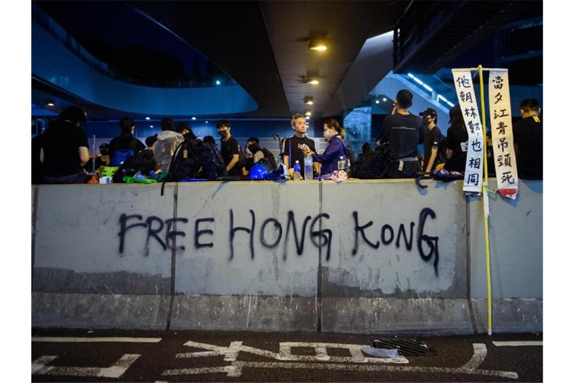 Allen Drohungen aus Peking zum Trotz sind in Hongkong wieder mehr als eine Million Anhänger der Demokratiebewegung auf die Straße gegangen. Foto: Gregor Fischer