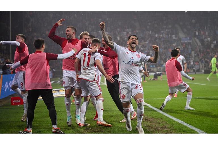 Allen Grund zum Feiern: Düsseldorfs Spieler jubeln über das Tor zum 2:0.