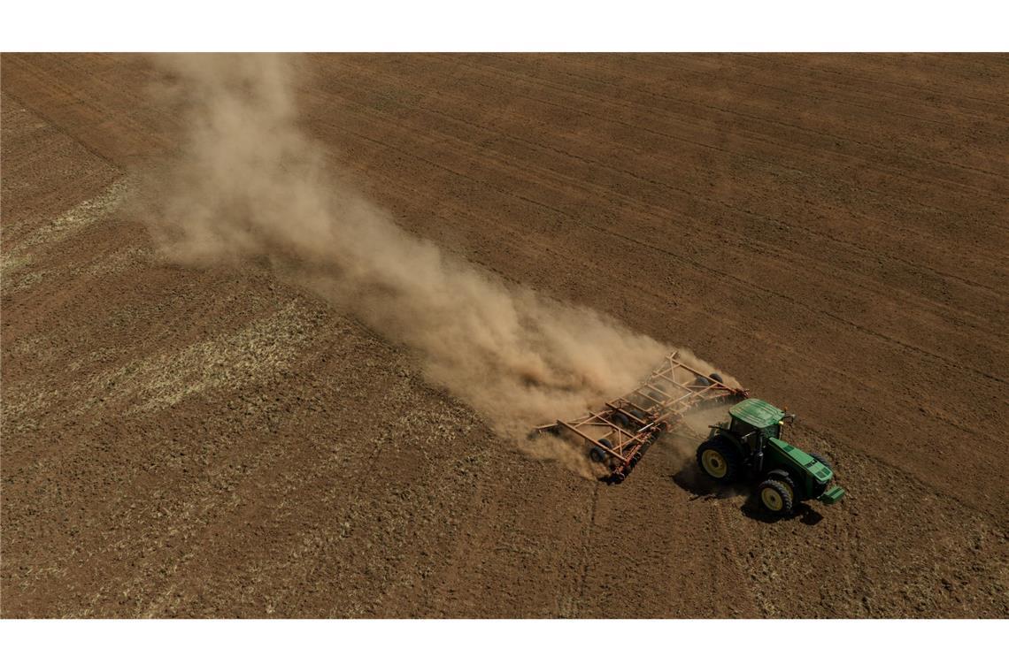 Allen O'Neal pflügt sein Feld und bereitet sich auf die Anpflanzung von Baumwolle in der Nähe von Quanah in einer Dürreperiode vor.