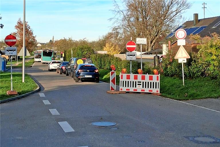 Allen Schildern zum Trotz haben viele Autofahrer die Oberndorfer Straße befahren und die Linienbusse in heikle Situationen gebracht.