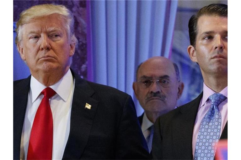 Allen Weisselberg, Finanzchef der Trump-Organisation, hinter Donald Trump und Trumps Sohn Donald Trump Jr. Foto: Evan Vucci/AP/dpa/Archivbild