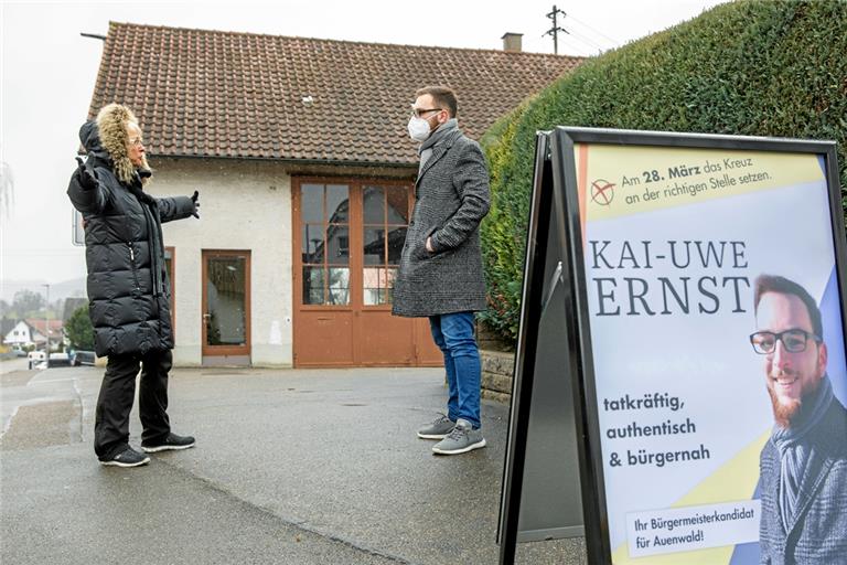Allerlei Anliegen schilderten die Bürger Auenwalds Kai-Uwe Ernst an dessen Infostand in Hohnweiler.Foto: A. Becher