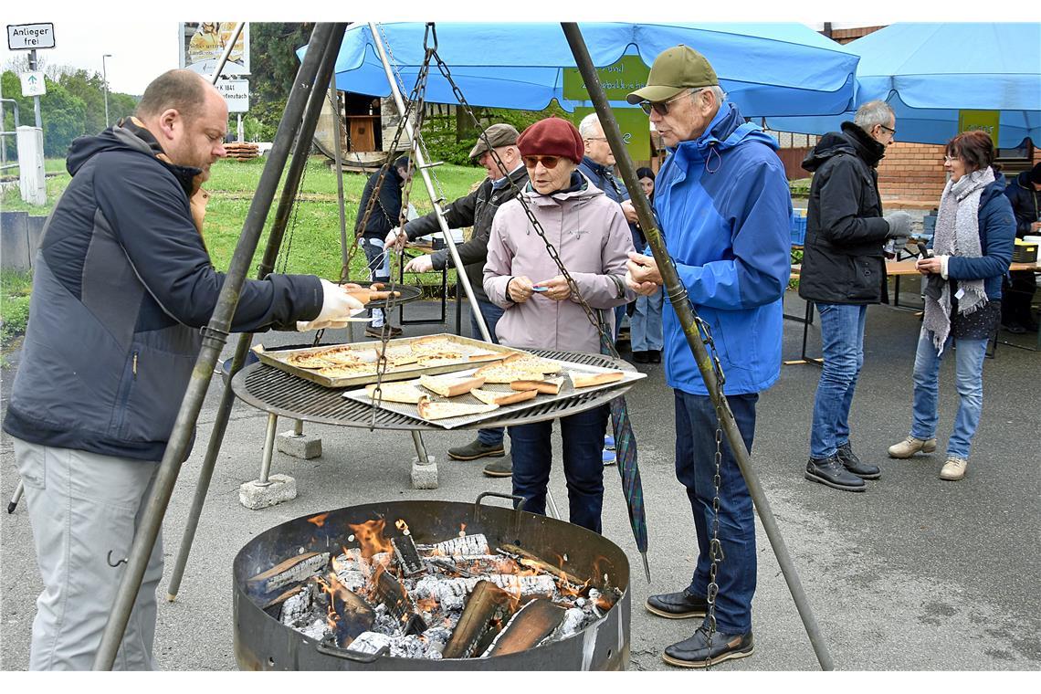 Allerlei köstliche Speisen, wie hier Salz- und Zwiebelkuchen oder die klassische...