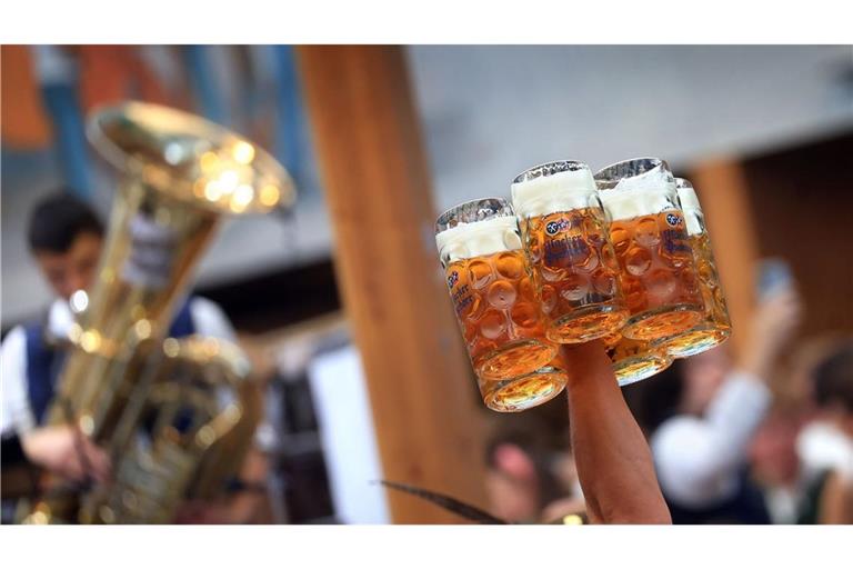 Alles ändert sich, sogar auf dem Oktoberfst: Eine Bedienung trägt im Hacker-Pschorr-Festzelt auf dem Oktoberfest mehrere Maßkrüge.