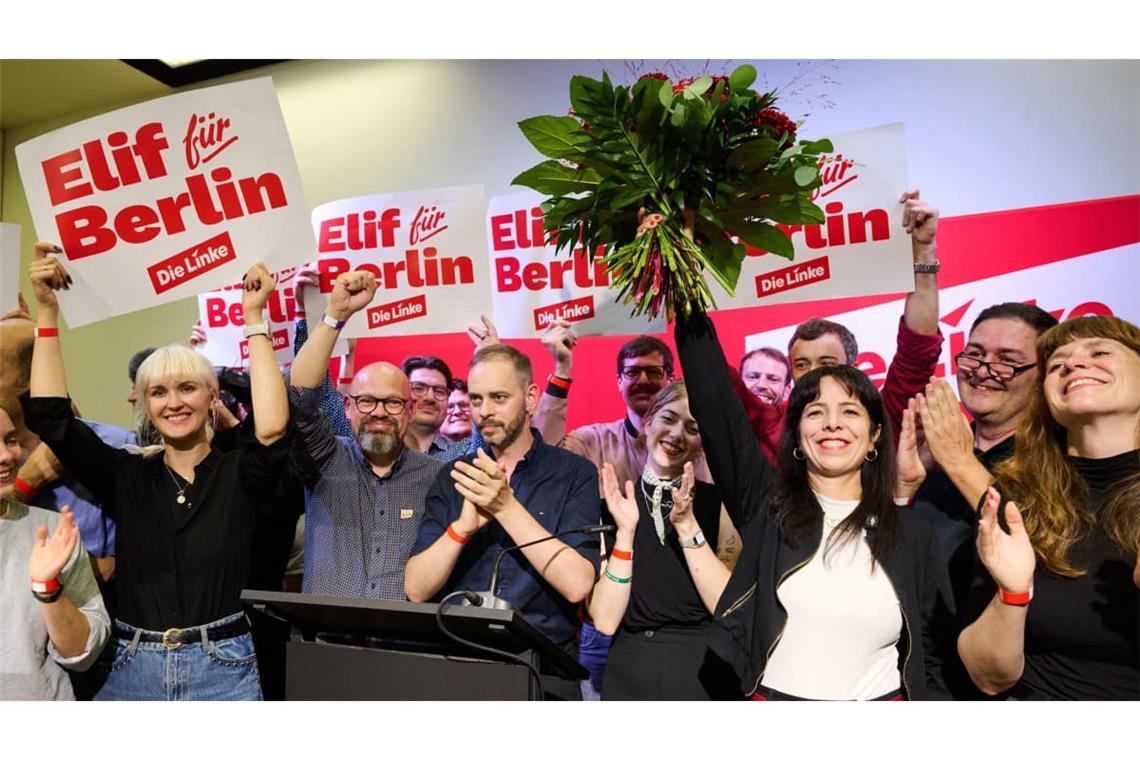 Alles Antisemiten oder Clan-Freunde? Sicher nicht, sagt Dietmar Bartsch. Um Elif Eralp (mit Blumenstrauß) zur Regierenden Bürgermeisterin in Berlin zu machen, müssen die Linken noch viel Überzeugungsarbeit leisten. Anderswo geht es bei der Linkspartei ruhiger und staatstragender zu.