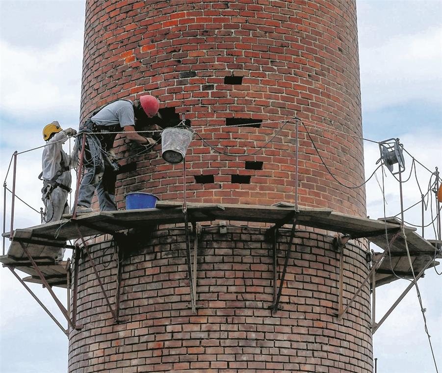 Alles Handarbeit: Jeder kaputte Mauerstein wird ersetzt, der Turm so wieder sicher gemacht.
