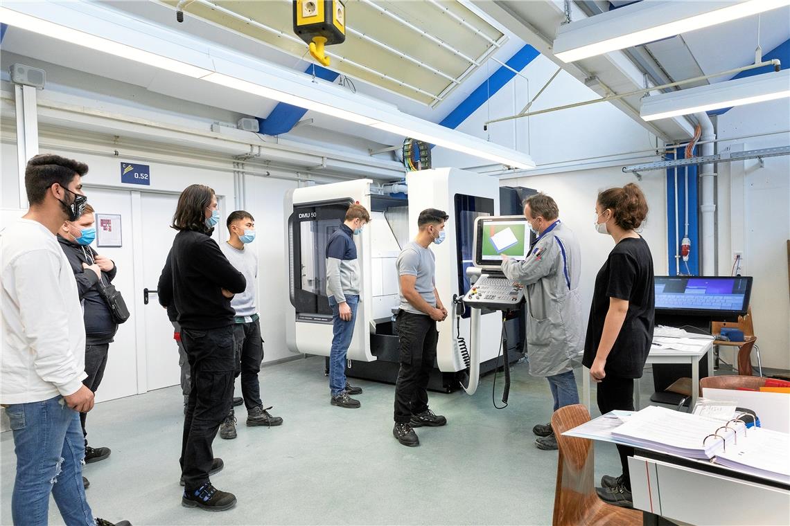 Alles kann man durch Homeschooling nicht lernen: Werkstattleiter Martin Klenk (Zweiter von rechts) erklärt Schülern der Gewerblichen Schule Backnang die ganz neue CNC-Maschine.Foto: J. Fiedler