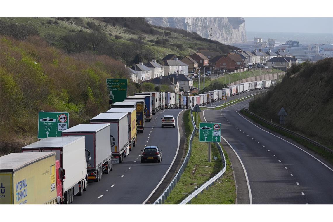Alles steht still: Lastwagen auf der A20 warten darauf, in den Hafen von Dover einzufahren, um ihre Fähren zu erreichen.
