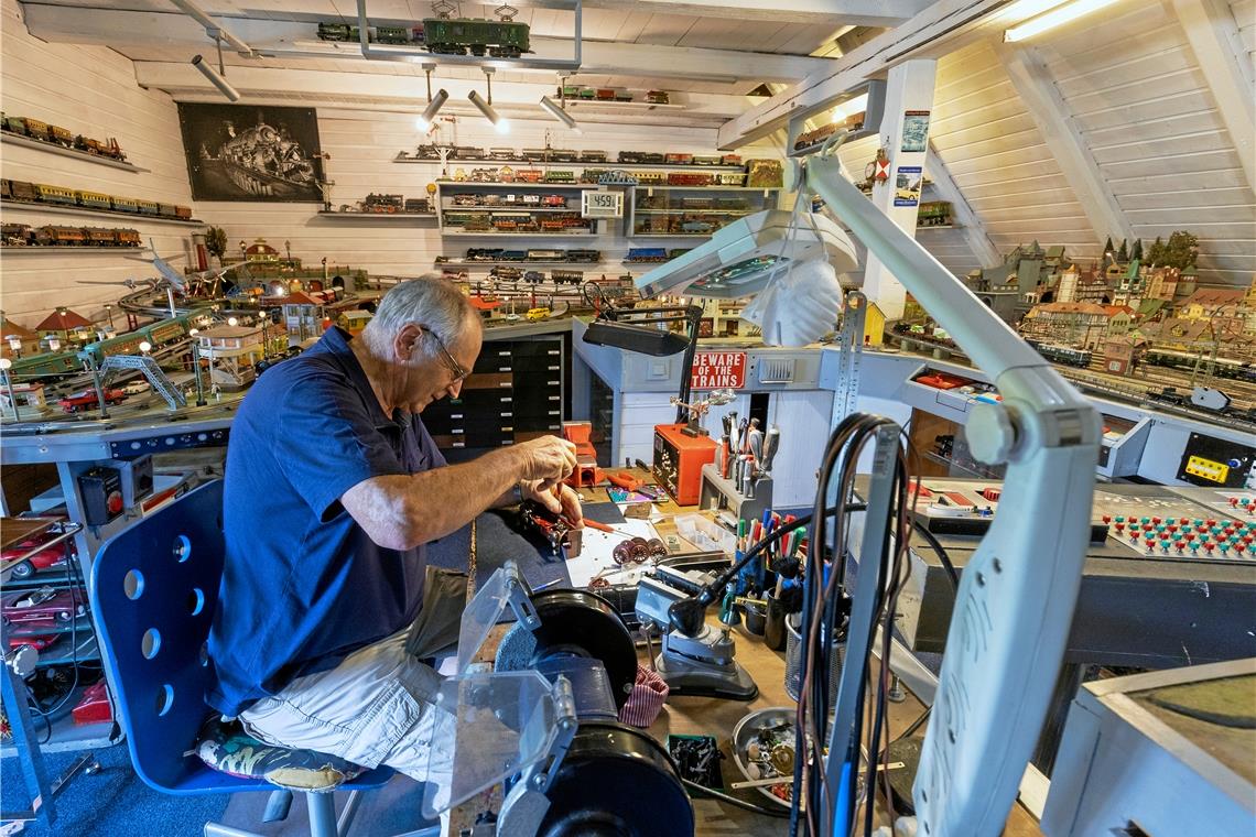 Die scheußlichen Eisenbahnmodelle sind die Lieblinge Alles, was außer der Norm ist, gefällt Dietrich Frischkorn besonders. Sein Dachboden ist mehr Labor als Spielzimmer. Fotos: Alexander Becher