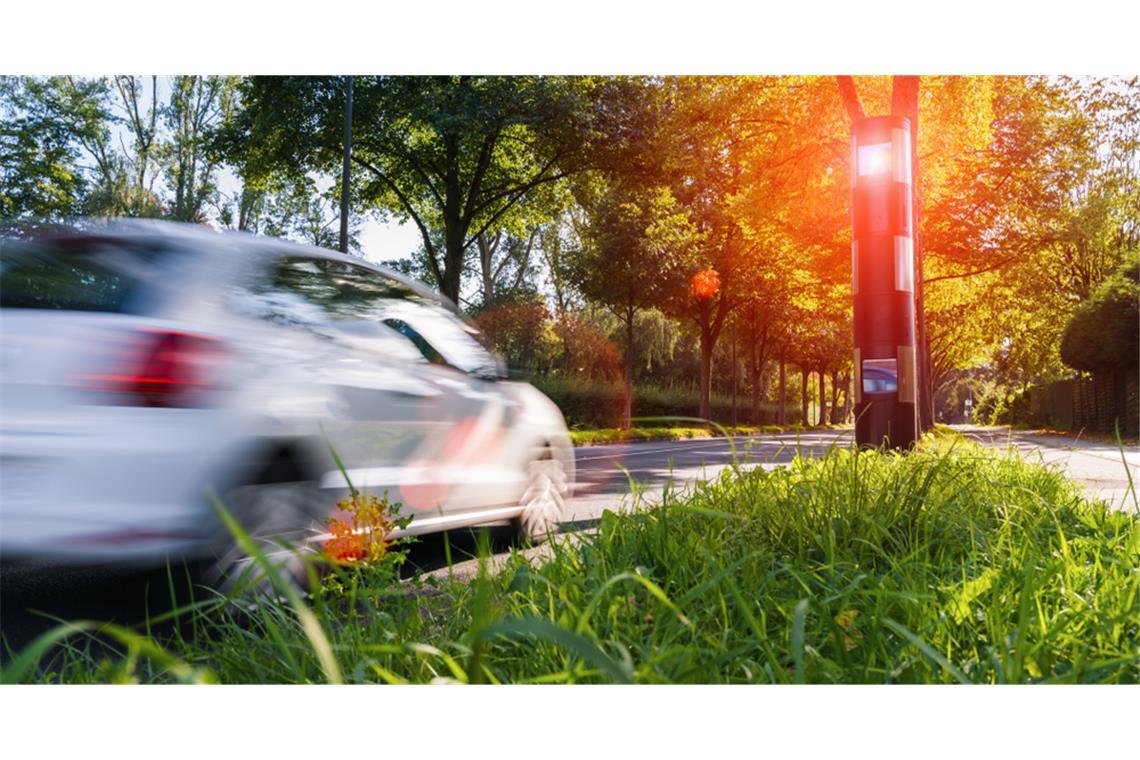 Alles Wichtige über die Diskussion um ein Verbot von Blitzer-Warn-Apps in Deutschland. Warum die Bundesländer jetzt strengere Regeln fordern und was das für Autofahrer bedeutet.