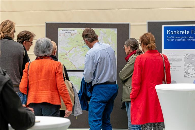 Allgemeine Infos gab es auf den Infotafeln in der Gemeindehalle, detaillierte Fragen wurden von den Mitarbeitern der Projektpartner persönlich beantwortet. Auch gab es die Möglichkeit, mit einem Shuttle zum geplanten Standort in den Wald zu fahren. Foto: Alexander Becher